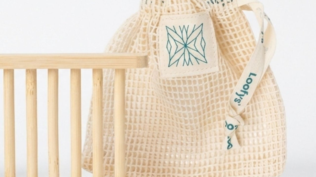 Bamboe zeephouder naast een sisal zeepzakje met shampoo bar