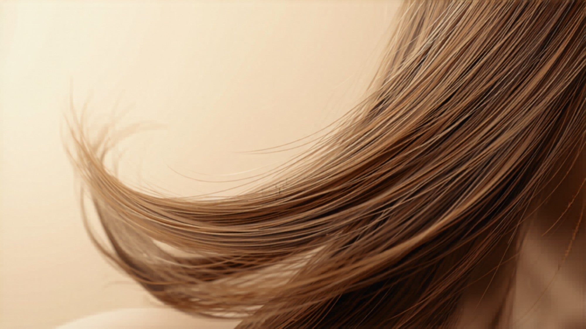 Close-up van zacht golvend haar in warm natuurlijk licht