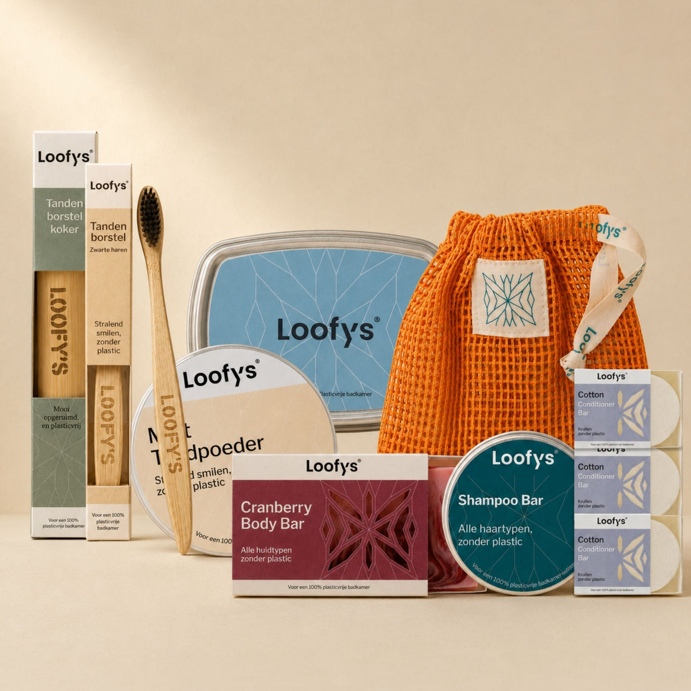 Loofys® Travelbox — bamboe tandenborstel met koker, tandpoeder, shampoo en body bar, drie mini conditioners, reisblikje en zeepzakje