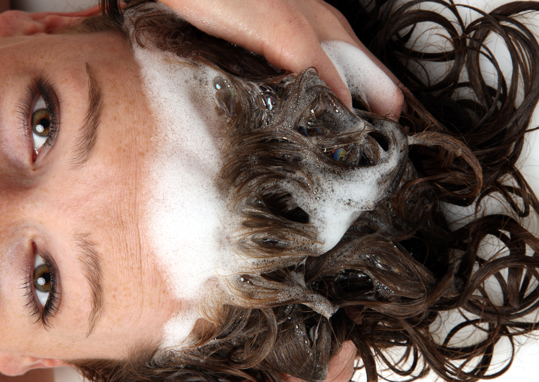 Natuurlijke shampoo zonder sulfaten schuimt mild en reinigt zacht.